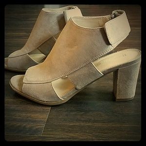 Naturalizer "Lucky" Suede Sandal Never Worn